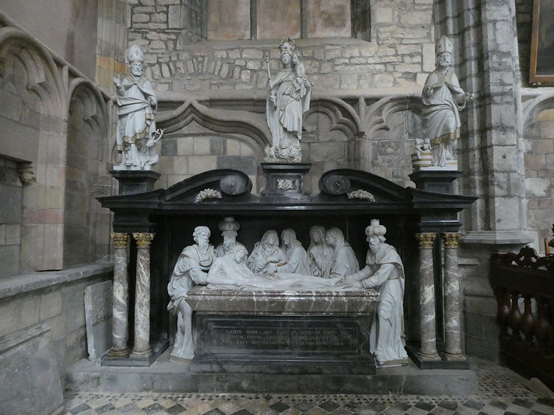 Saints-Pierre-et-Paul-et-Saint-Hubert, Entombment