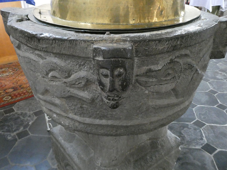 Saints-Hermès-et-Alexandre, sculpted baptismal font