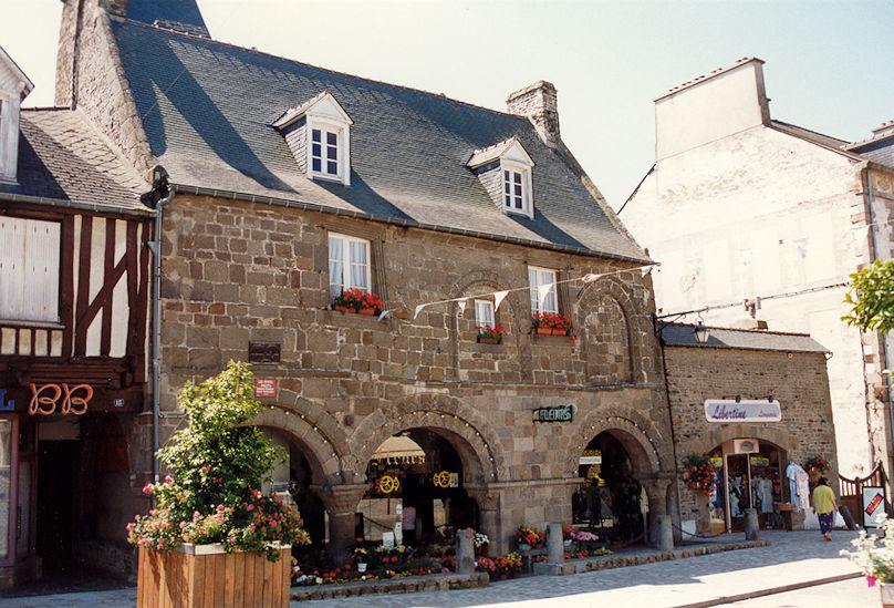 On Grande-Rue des Stuarts
