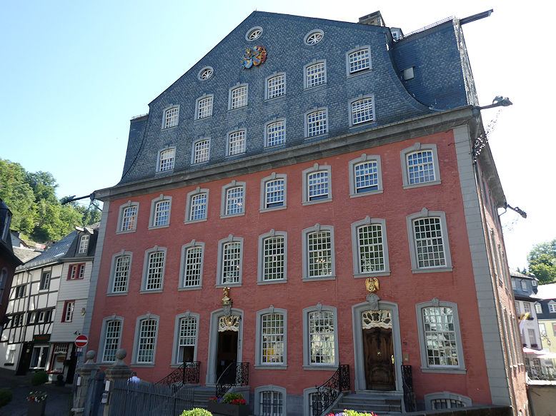 Rotes Haus on Laufenstraße