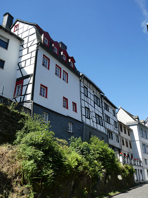 Unterer Mühlenberg houses viewed from Austraße