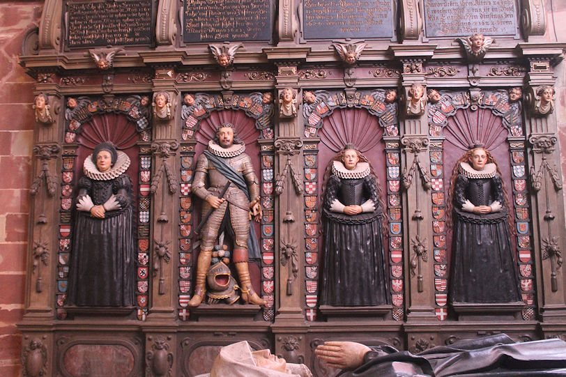 Stiftskirche St. Arnual, tombs