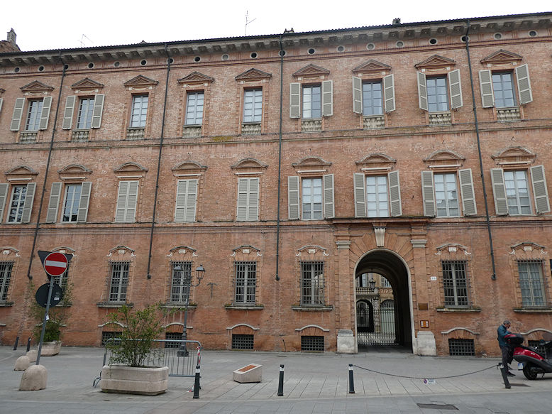 Palazzo Anguissola di Grazzano, Via Roma