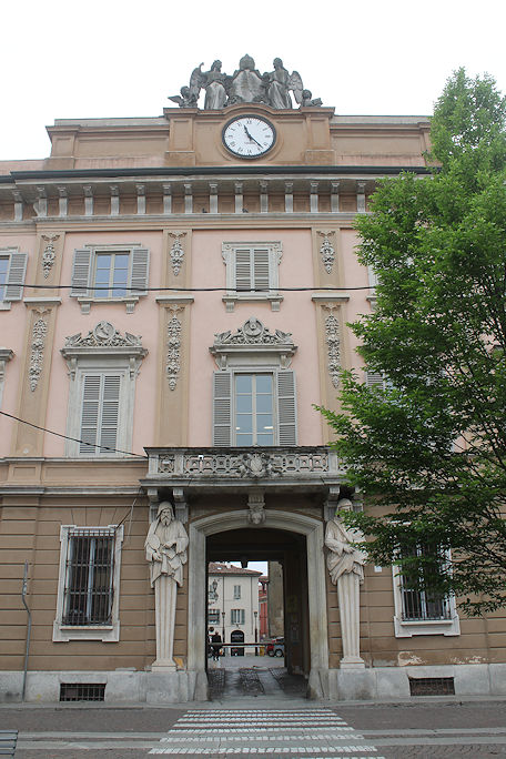 Palazzo Vescovile, Piazza del Duomo