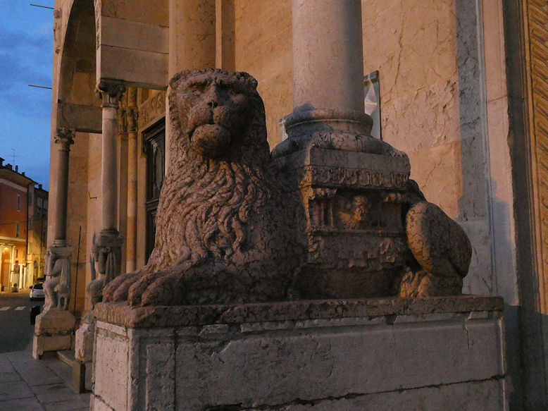 Duomo, lion of a portal