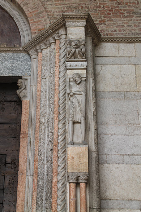 Basilica di Sant'Antonino, portal detail