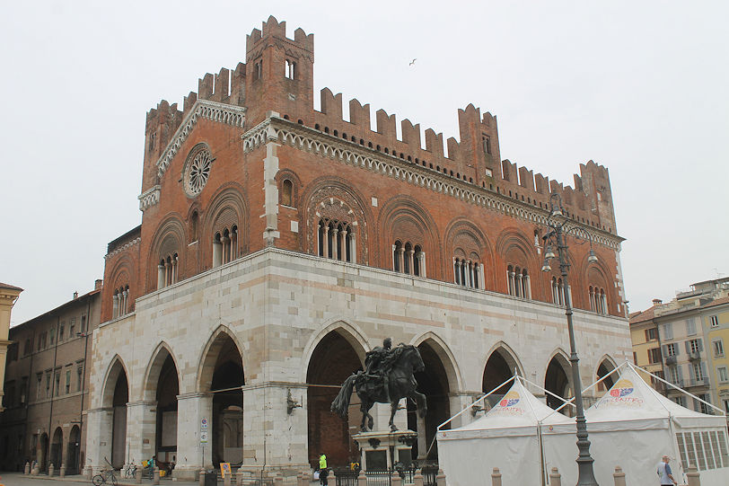 Palazzo Comunale (Gotico), Piazza dei Cavalli