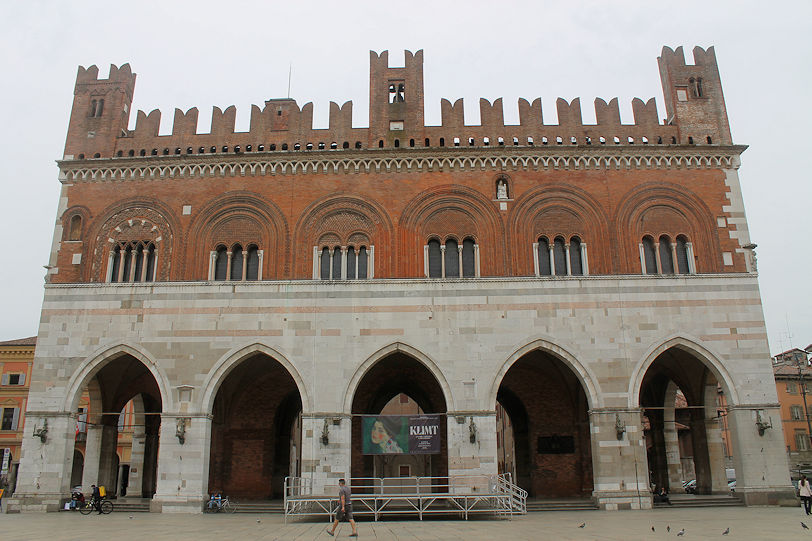 Palazzo Comunale (Gotico), Piazza dei Cavalli