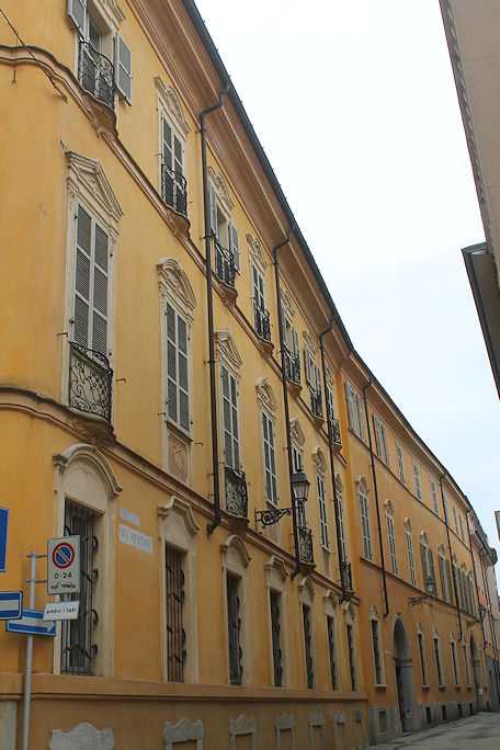 Via Mentana by Via Giuseppe Mazzini