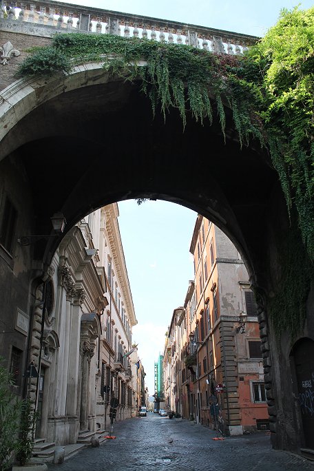 Via Giulia Arco Farnese