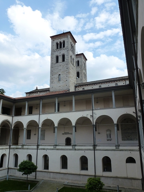 Basilica di Sant'Abbondio cloister
