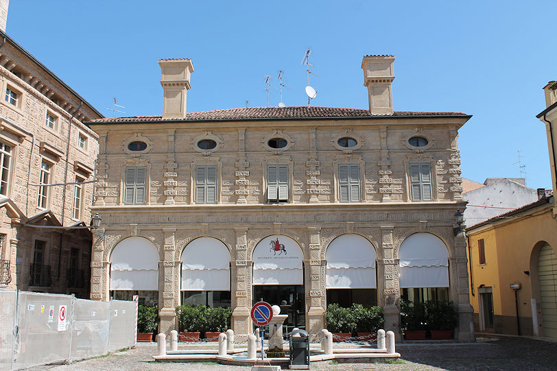 Piazza Matilde di Canossa