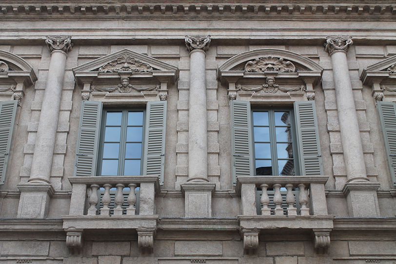 Palazzo Maffei, façade detail