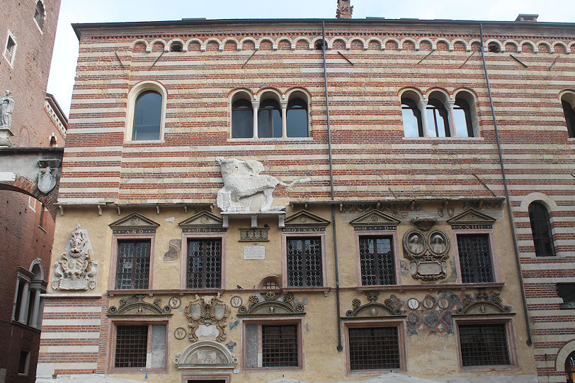 Piazza dei Signori, Palazzo della Ragione