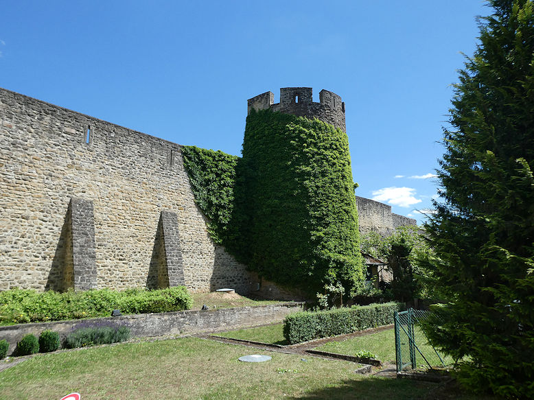 Ramparts (Hovelecker Burgmauer) along Rue des Remparts