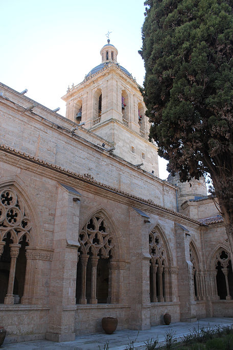 Santa María Cathedral cloister