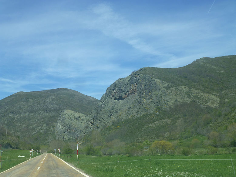 On the road from Riaño to Llánaves de la Reina
