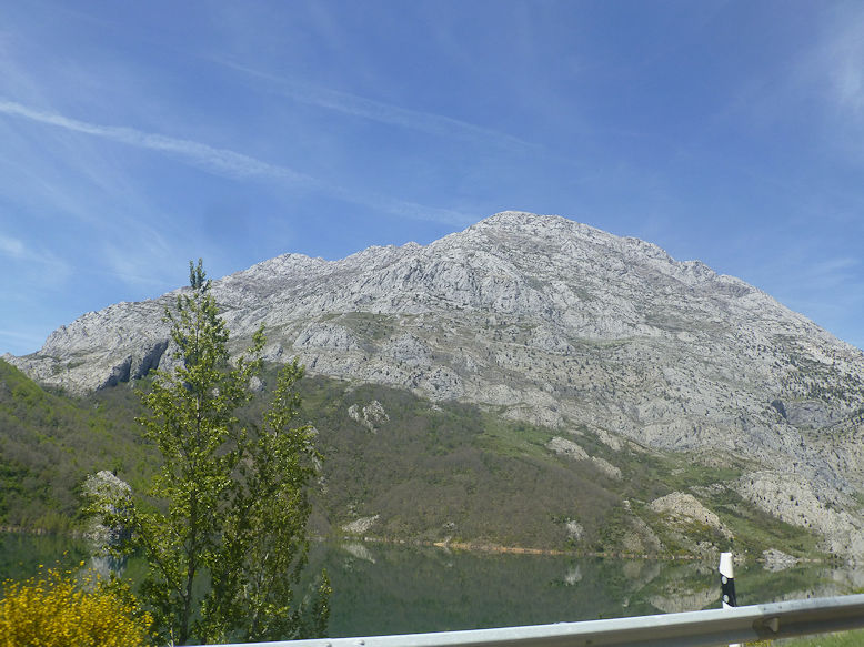 On the road from Cistierna to Riaño