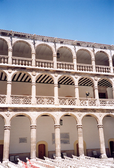 Colegio Santa Cruz patio