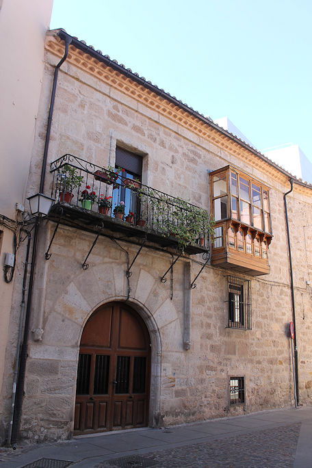 On Calle del Corral Pintado