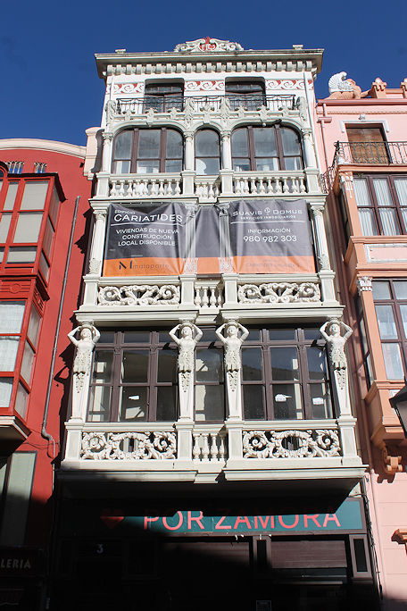 Edificio de las cariátides on Plaza de Sagasta