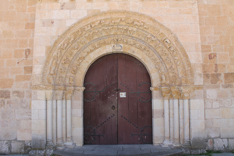 Iglesia de San Claudio de Olivares portal