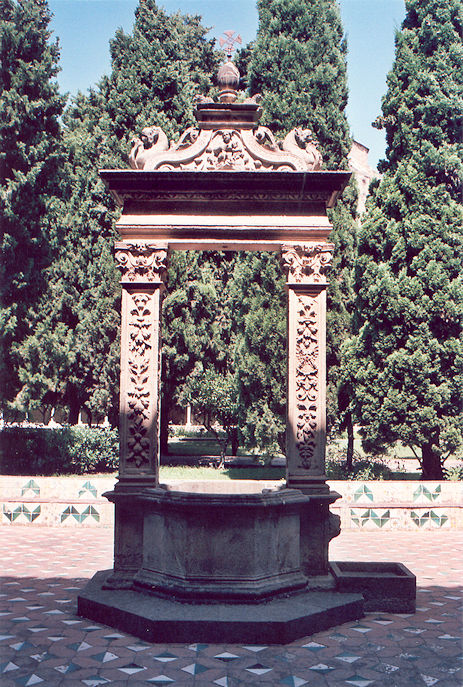 Monasterio de Santa María de Pedralbes cloister