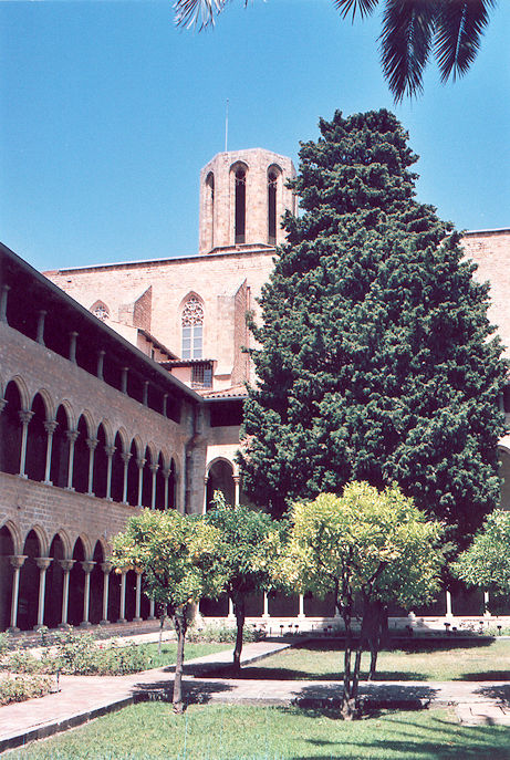 Monasterio de Santa María de Pedralbes cloister