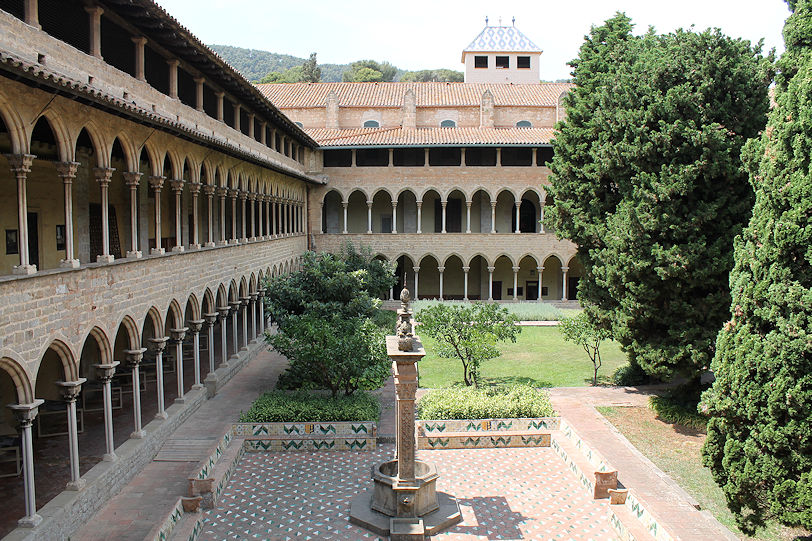 Monasterio de Santa María de Pedralbes cloister