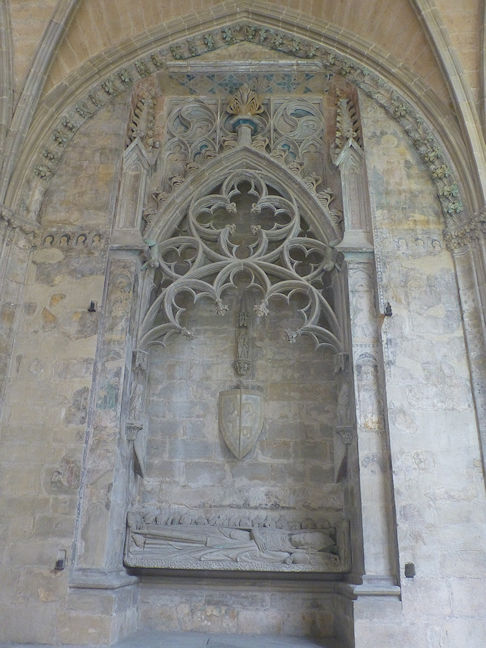 Catedral de Santa María la Real cloister tomb