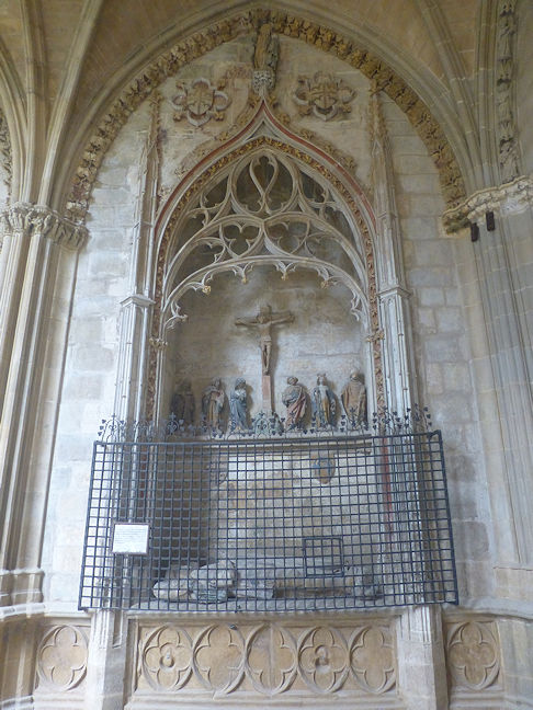 Catedral de Santa María la Real cloister tomb