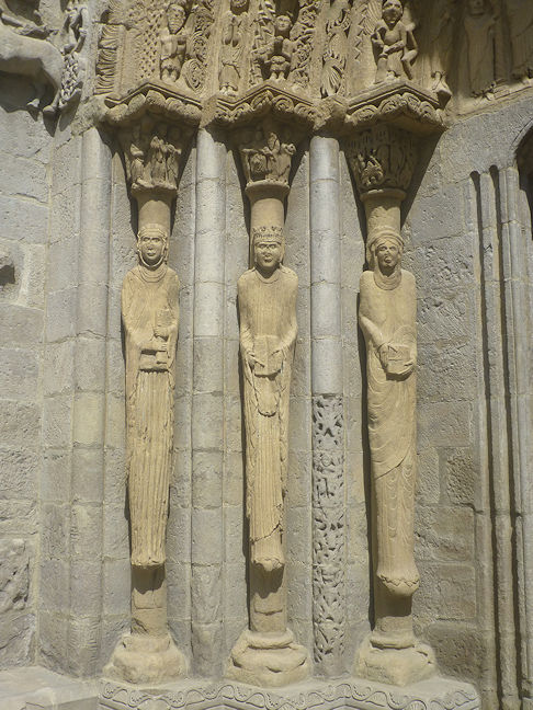 Iglesia de Santa María la Real portal column statues