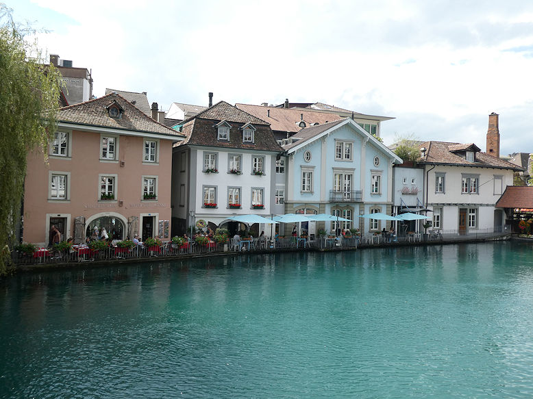 View from Sinnebrücke on the houses on Freienhofgasse along the river Aare